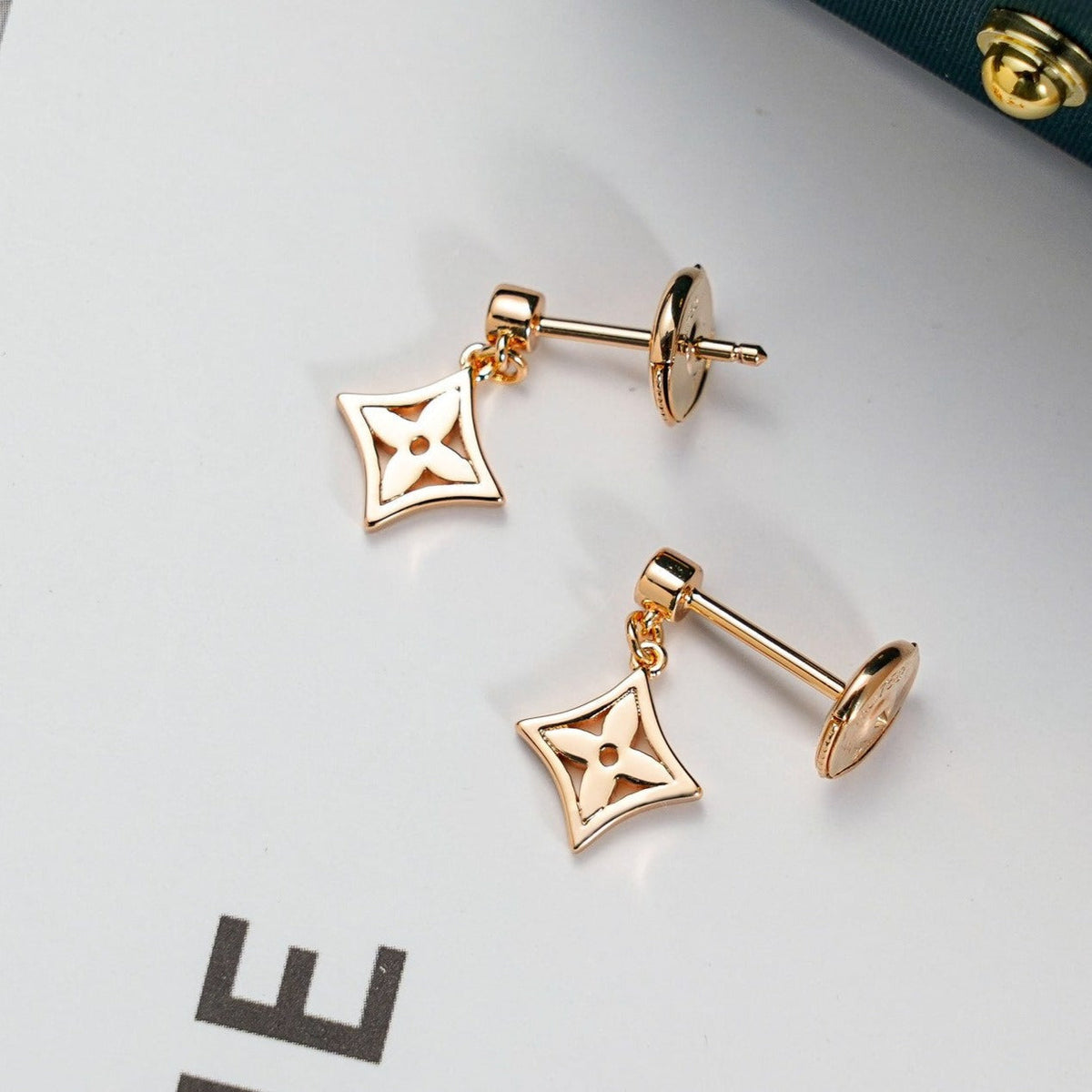 LOUIS VUITTON STAR EARRINGS GOLD