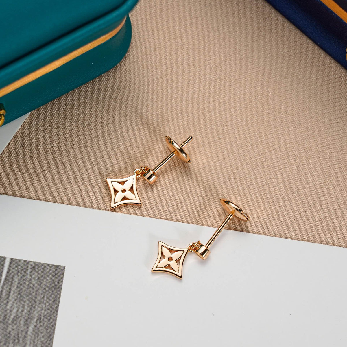 LOUIS VUITTON STAR EARRINGS GOLD