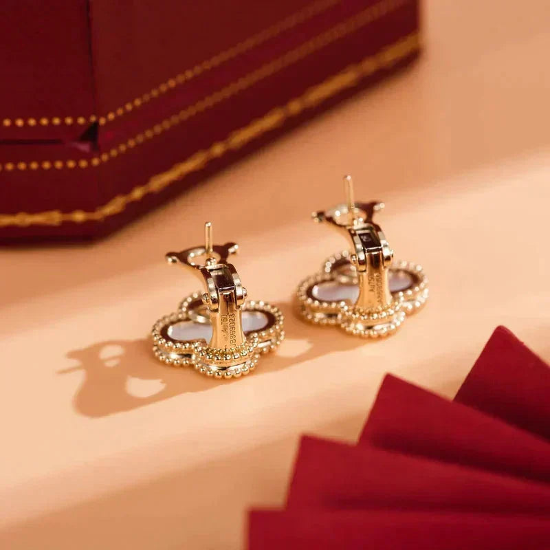 VCA CLOVER MEDIUM 1 MOTIFS WHITE MOP STUD EARRINGS
