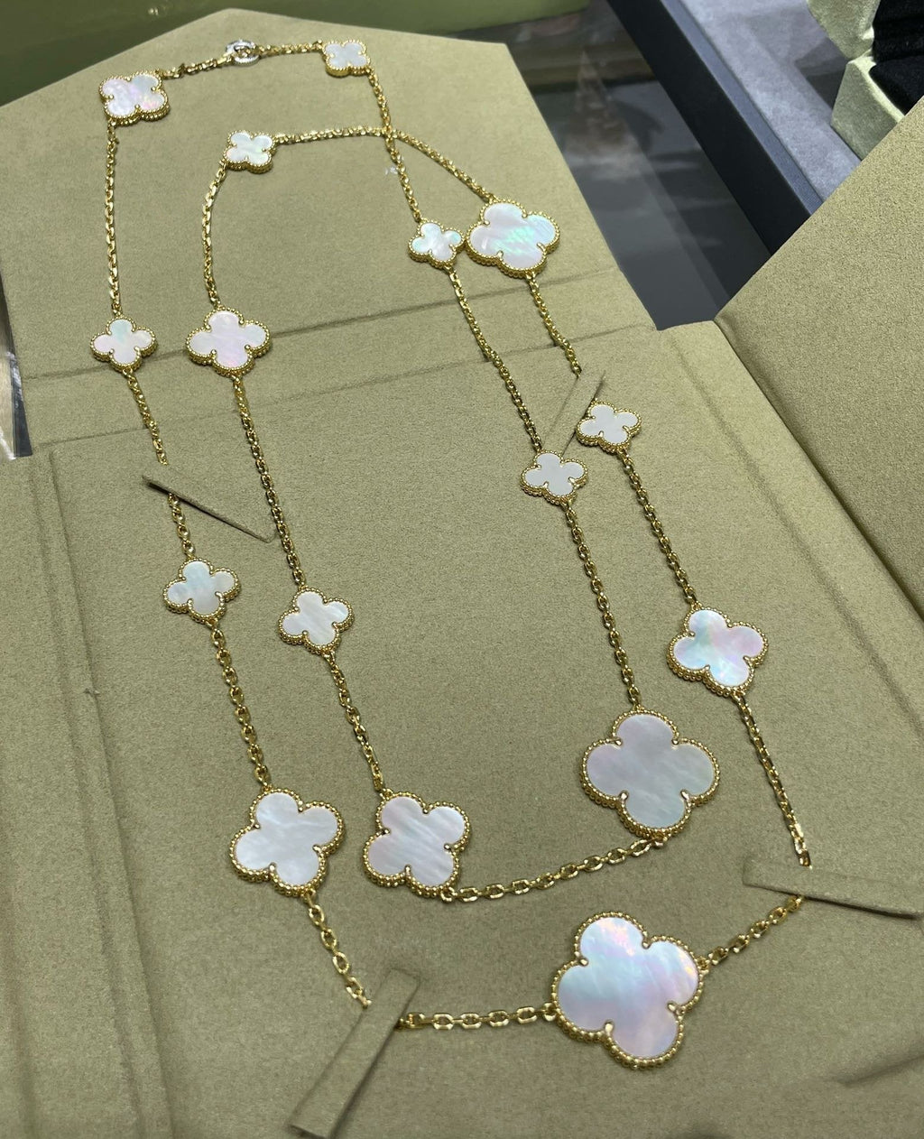 VCA CLOVER 16 MOTIF WHITE MOP GOLD NECKLACE